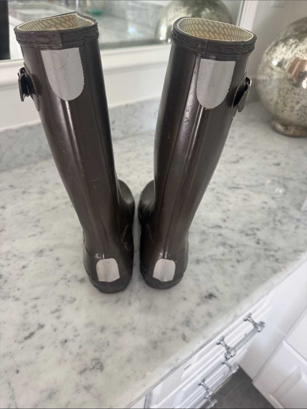 Hunter kids Tall Rain Boots in Dark Brown with Red Logo - Picture 3 of 4